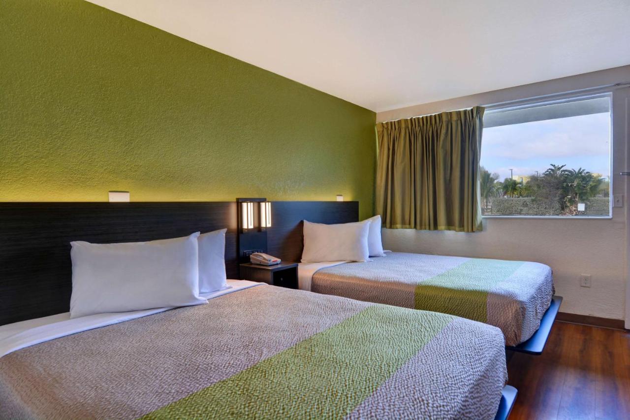 Hotel 6-cocoa Beach, Fl