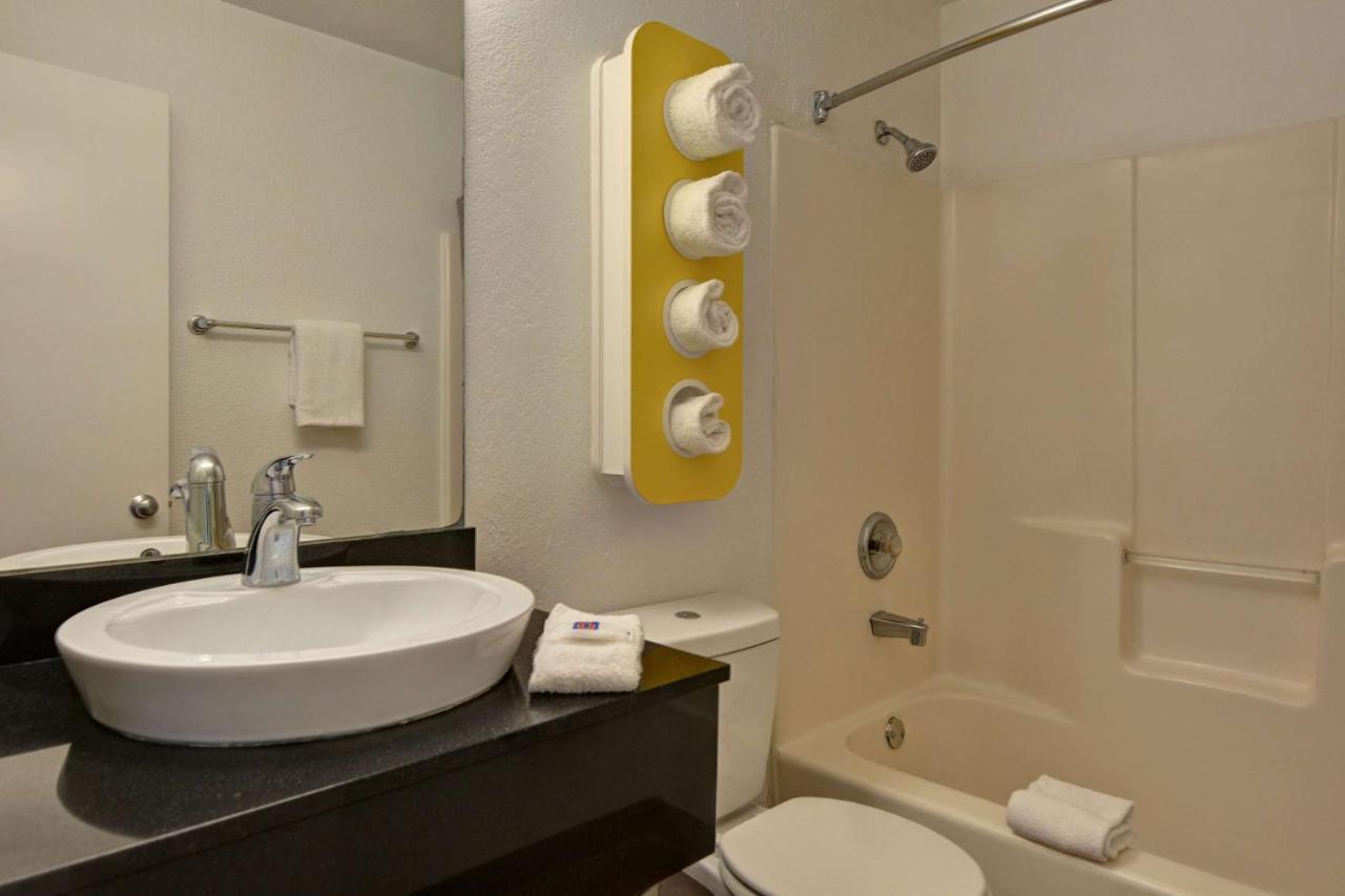 Hotel 6-cocoa Beach, Fl Cocoa Beach