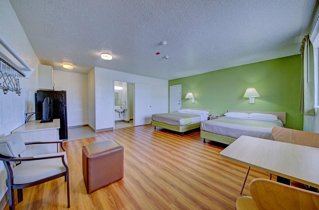 Hotel 6-cocoa Beach, Fl