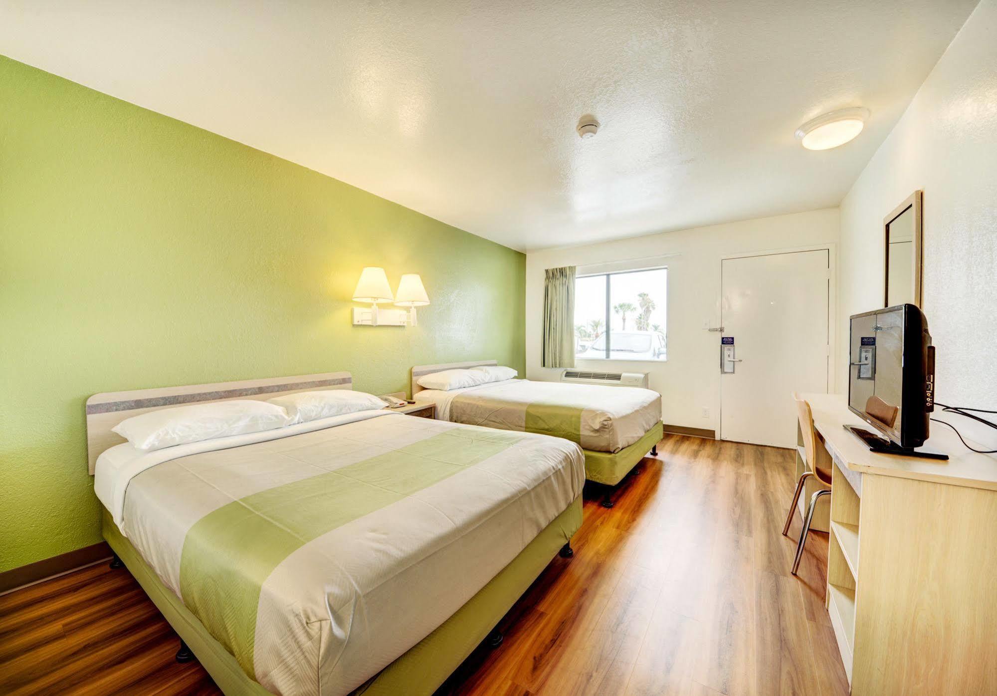 Hotel 6-cocoa Beach, Fl Cocoa Beach