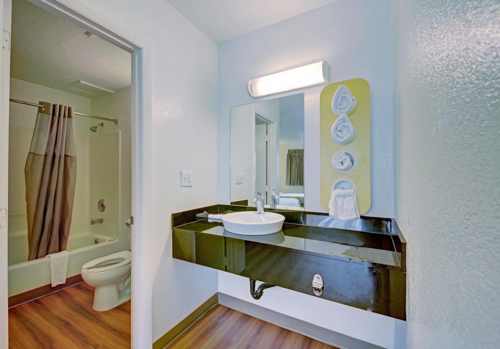 Hotel 6-cocoa Beach, Fl 2*