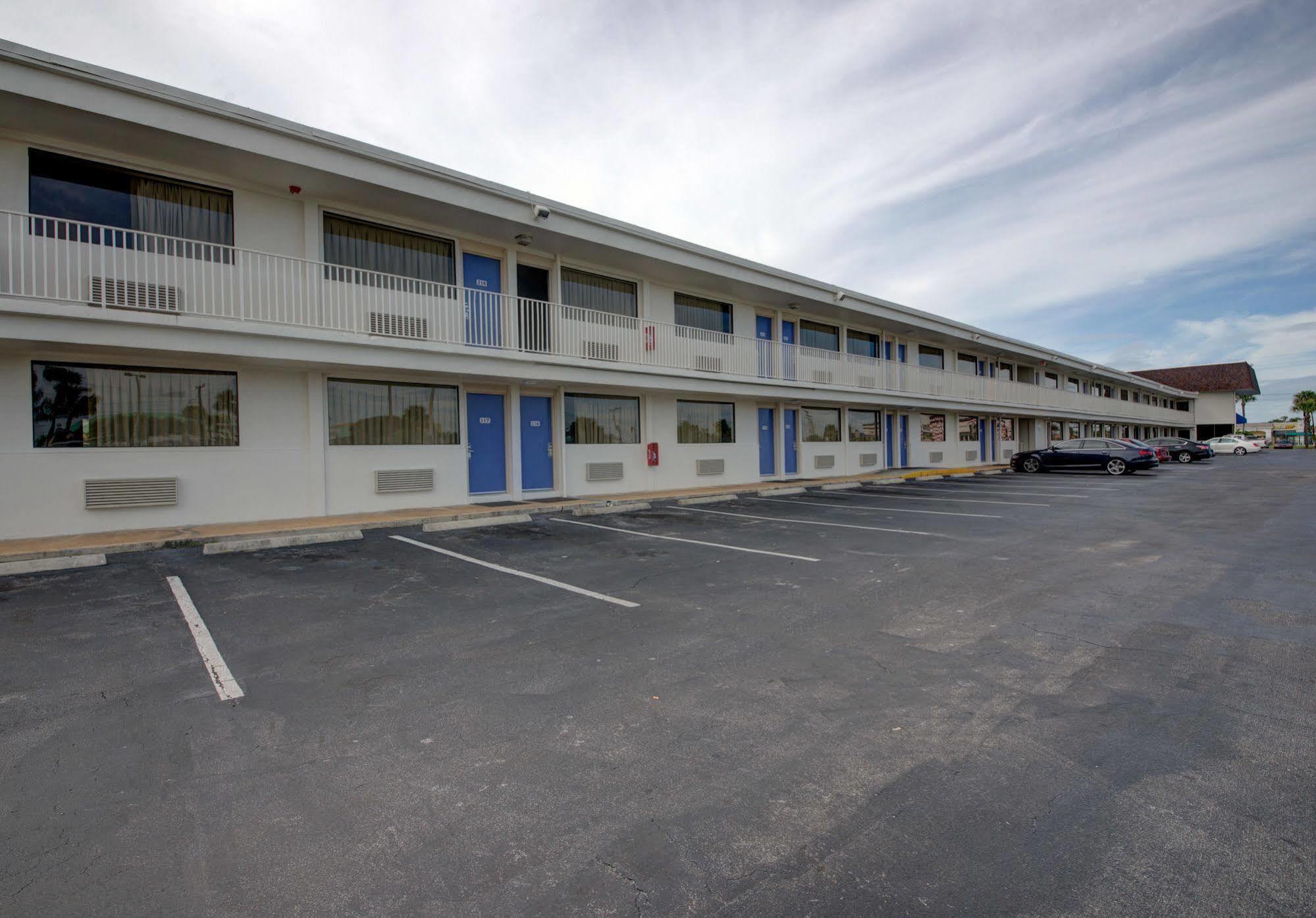 Hotel 6-cocoa Beach, Fl Cocoa Beach