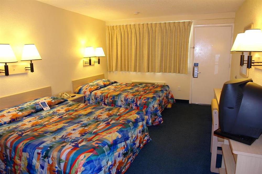 Hotel 6-cocoa Beach, Fl Cocoa Beach