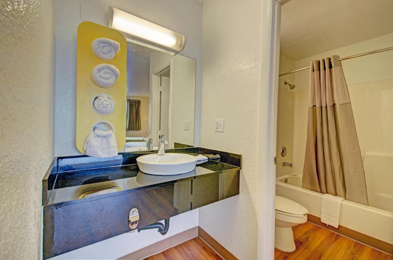 Hotel 6-cocoa Beach, Fl Cocoa Beach