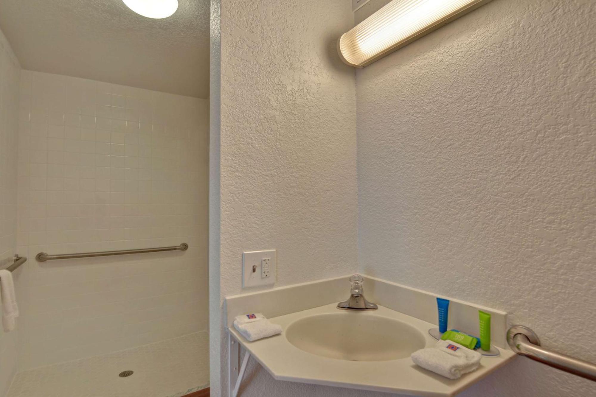 Hotel 6-cocoa Beach, Fl
